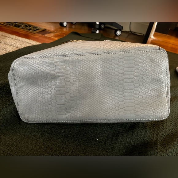 *AS IS* Guess | Grey Purse With Snake Skin Print Accents - Picture 15 of 17